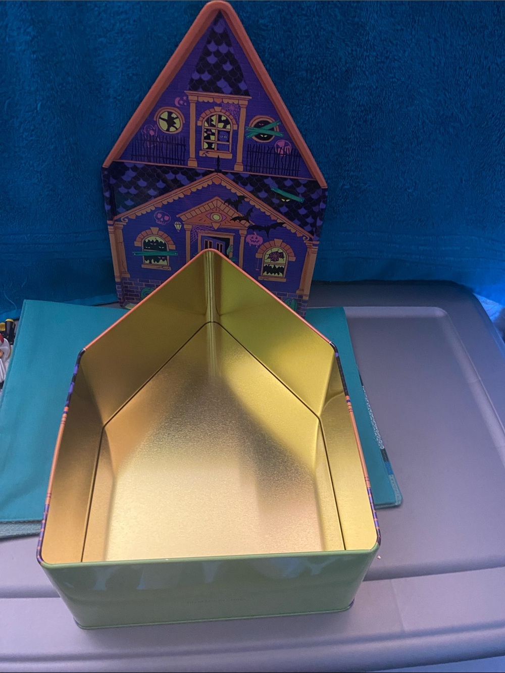 Lush Halloween Haunted House Product Holder Tin - Picture 5 of 5